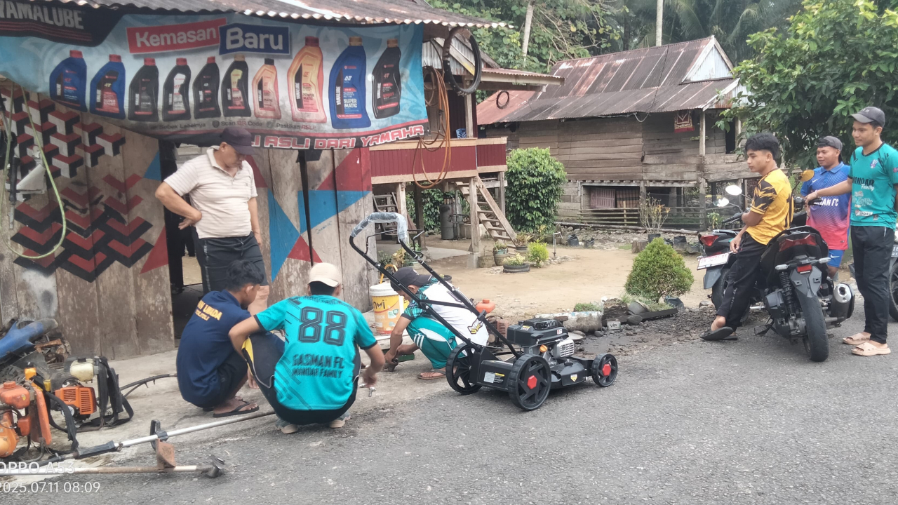 Kerja Bakti di Desa Lemba Harapan, Mempererat Sinergi Pemerintah Desa, Mahasiswa KKN, dan Pemuda