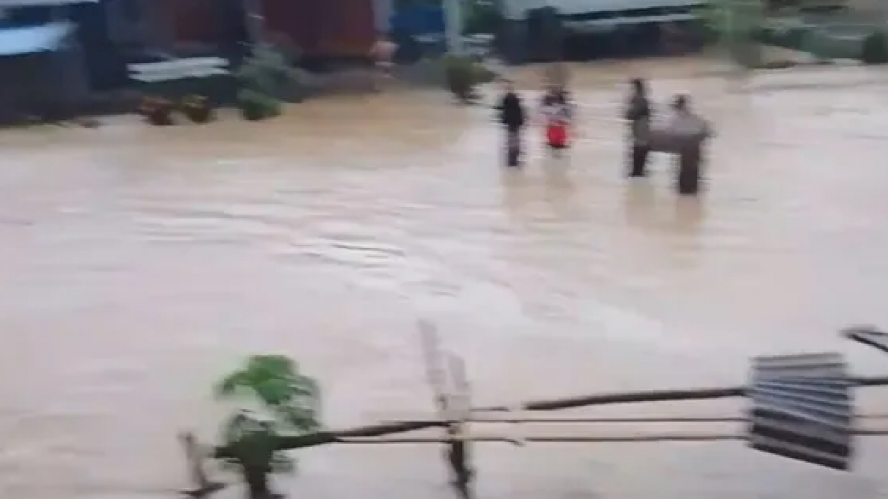 Air Bah Terjang Desa Pangi, Sungai Meluap Gegara Hujan Satu Jam!