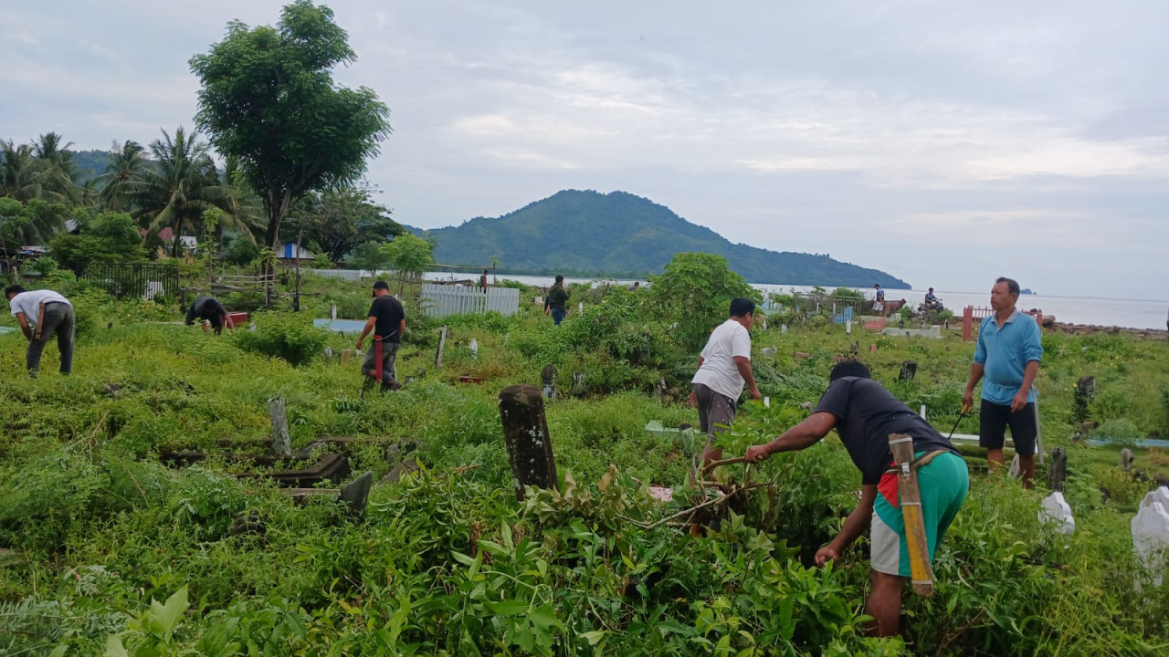 Warga Desa Lingadan Gelar Kerja Bakti Bersihkan dan Rapikan Tempat Pemakaman Umum