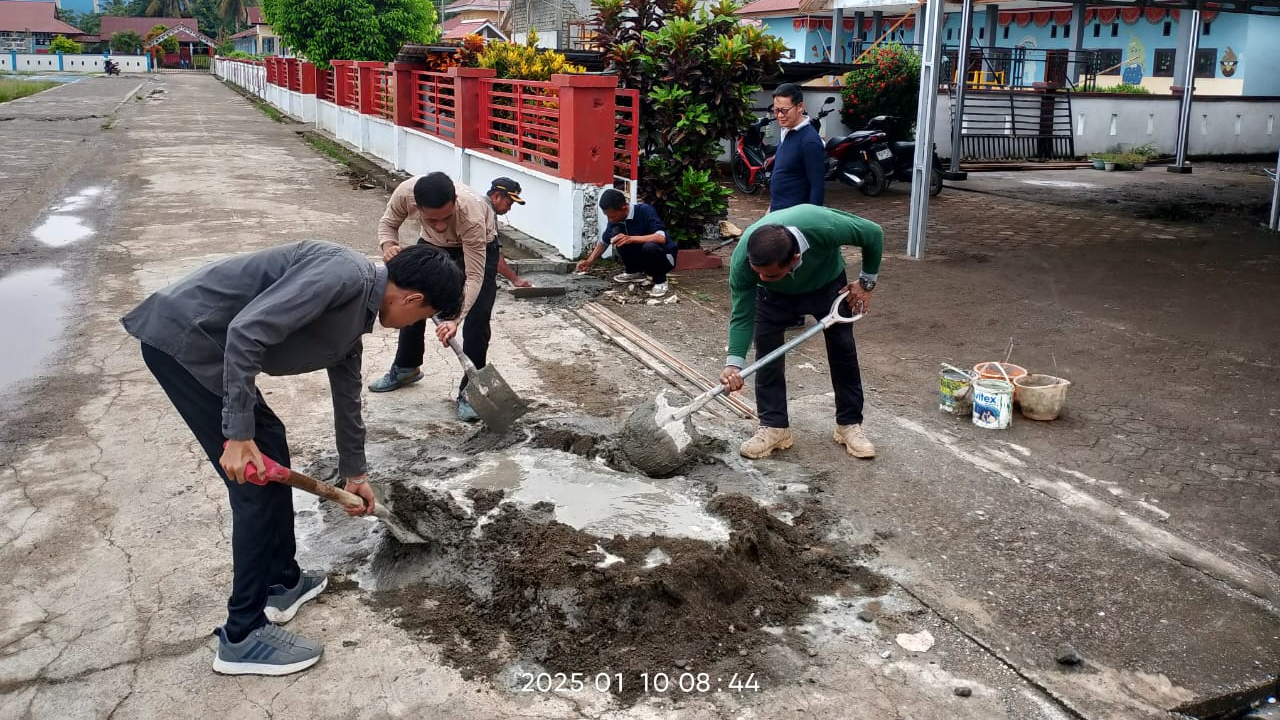 Jumat Bersih dan Pengecoran Plat Pintu Masuk Kantor Kepala Desa di Desa Tondo