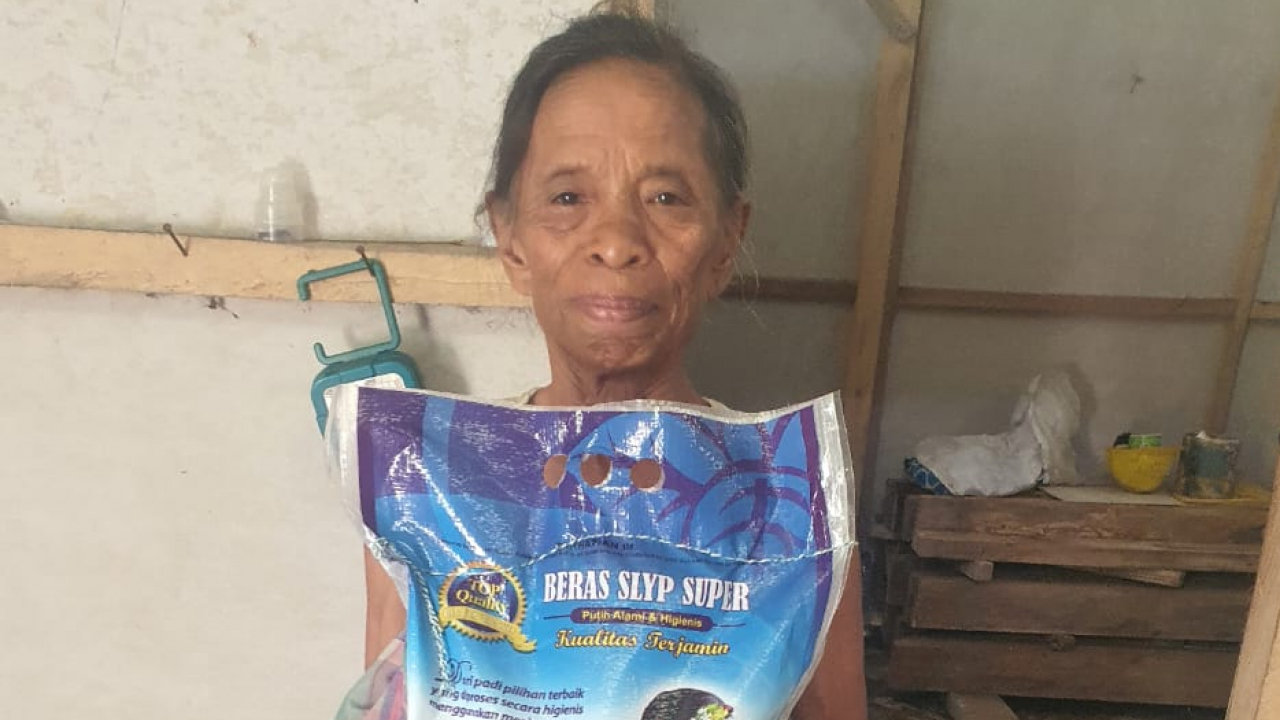 Bantuan Beras dari Bupati Morowali Disalurkan di Desa Topogaro