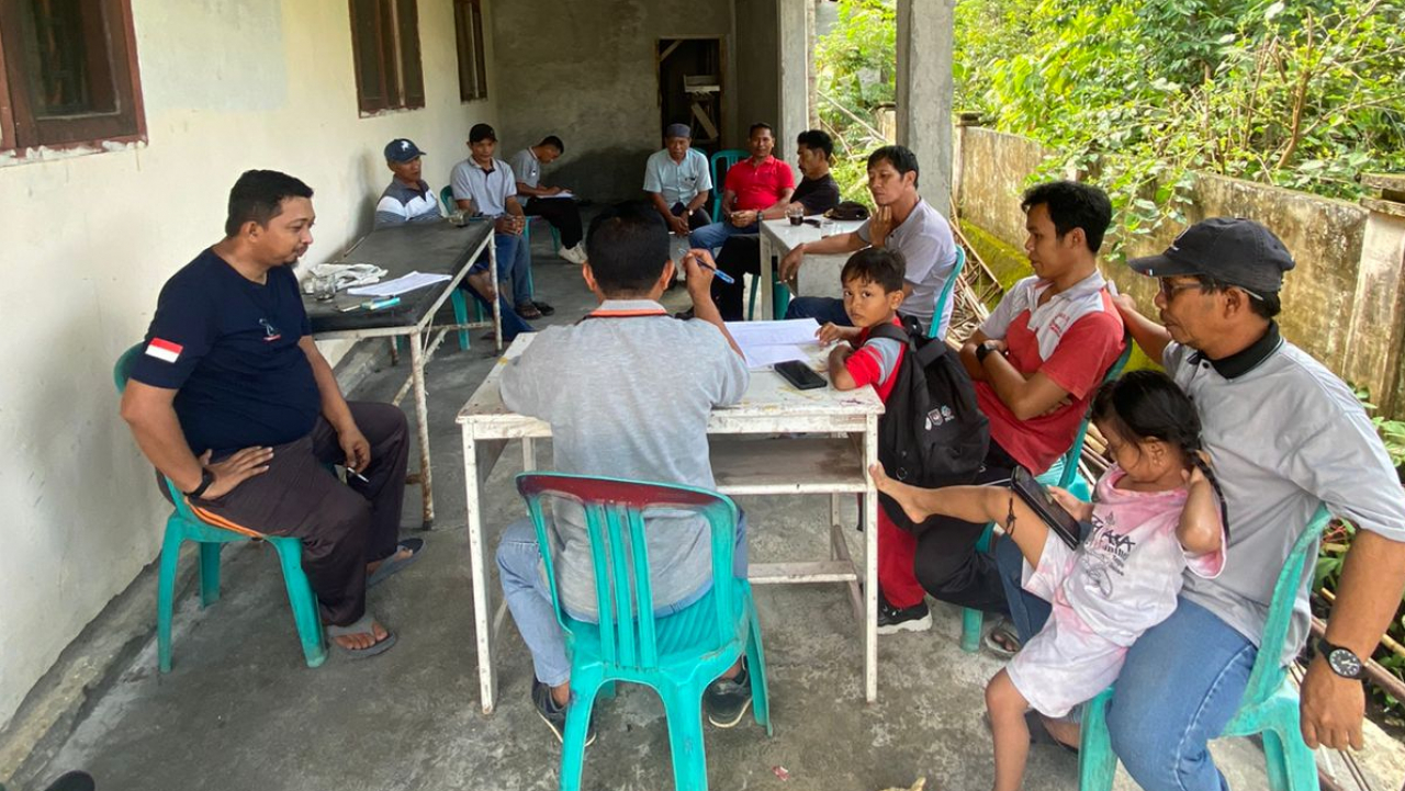 Rapat Mingguan di Kantor Desa Topogaro