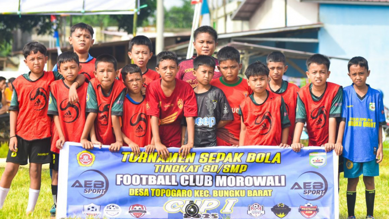 Meriahnya Turnamen Sepak Bola SD/SMP di Desa Topogaro