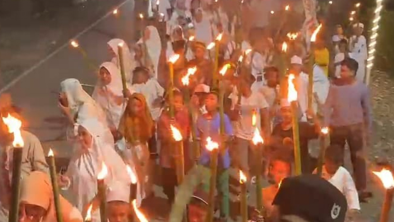 Semarak Pawai Obor Anak-Anak Meriahkan Malam Takbiran di Desa Topogaro