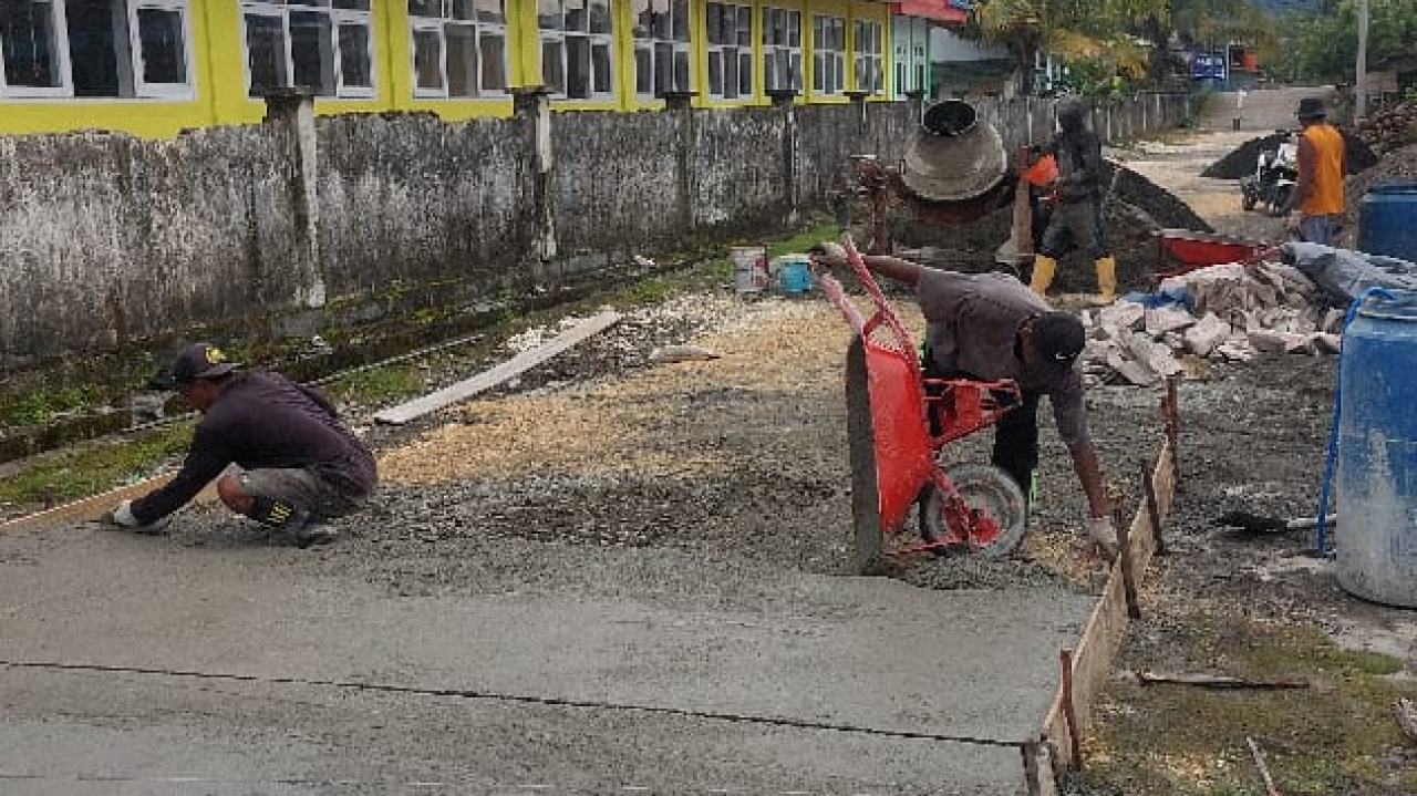 Pembangunan Rabat Beton di Dusun 2 Lorong Telaga, Desa Topogaro