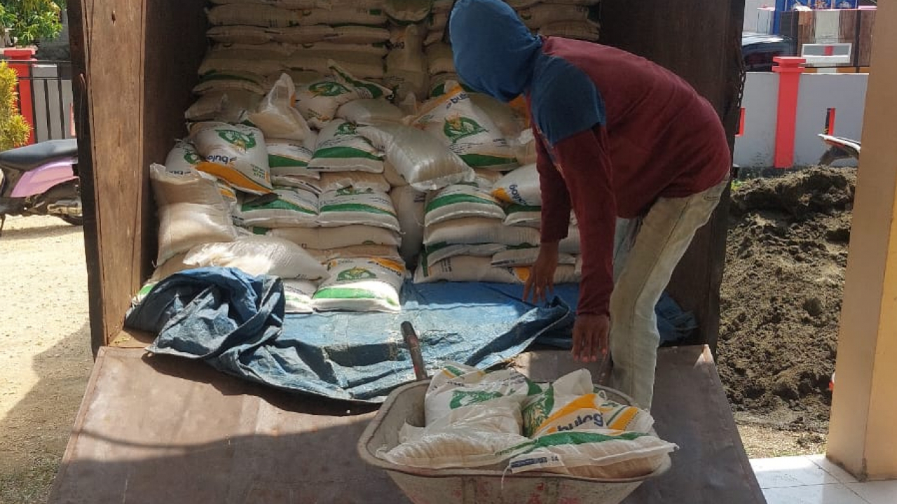 Bantuan Pangan Beras Bulog Disalurkan di Desa Topogaro