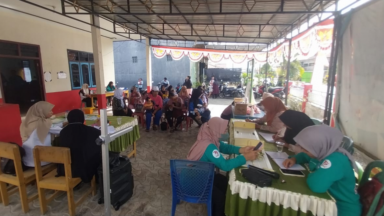 Pelaksanaan Kegiatan Posyandu di Desa Emea