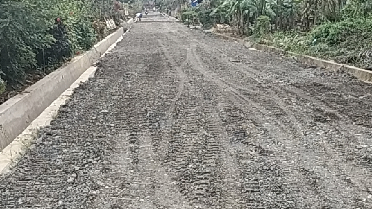 Penimbunan dan pemadatan jalan desa