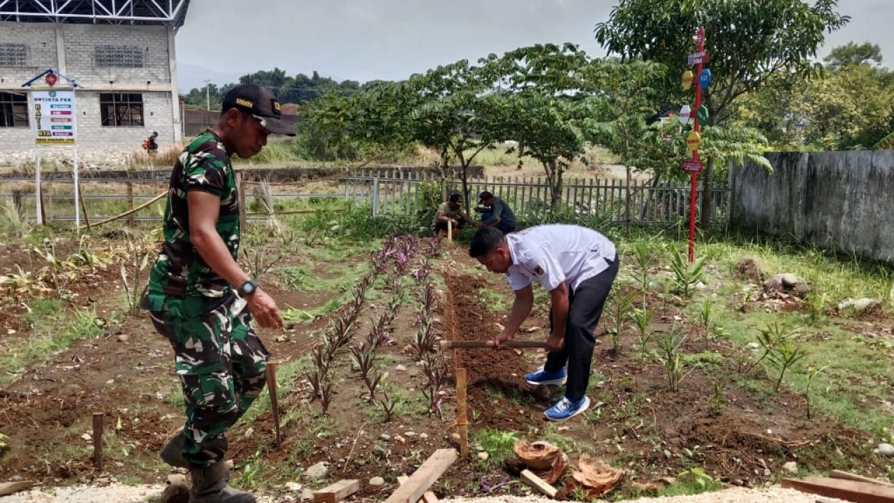 Kegiatan Gotong Royong Persiapan Lomba Desa