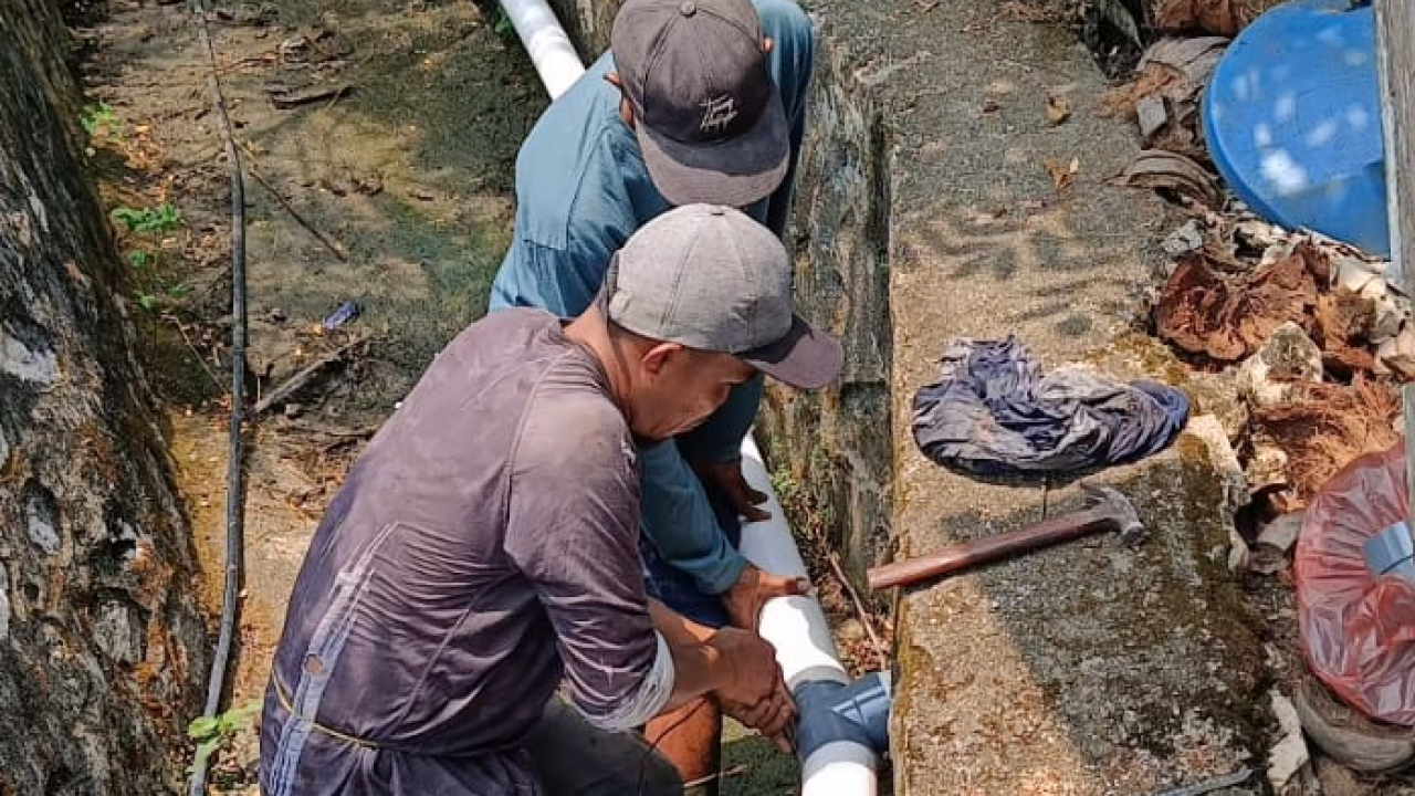 Meningkatkan Sanitasi di Desa Nambo dengan Bantuan Pipa Pembuangan Limbah Rumah Tangga