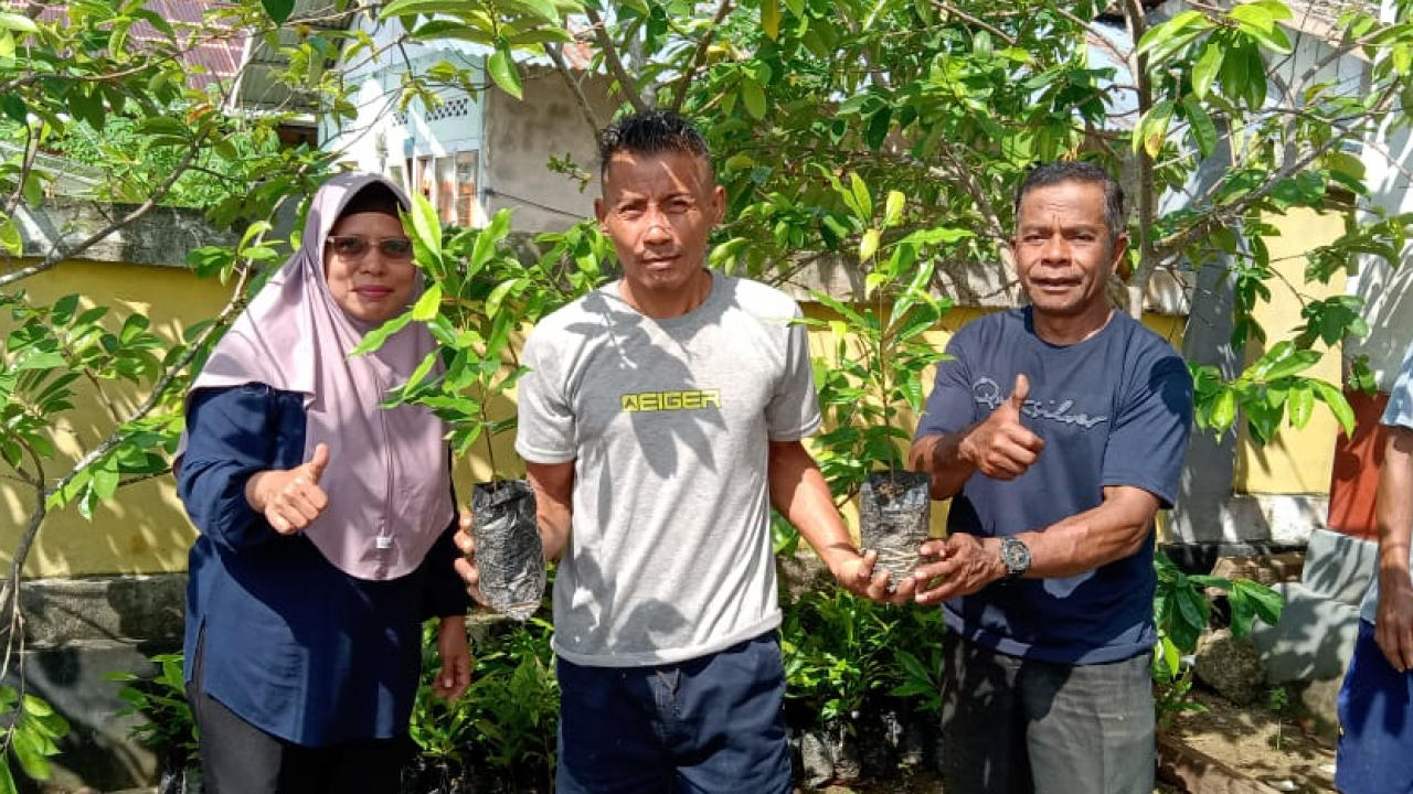 Pemberdayaan Masyarakat Desa Bolonan Melalui Penyerahan Bibit Cengkeh