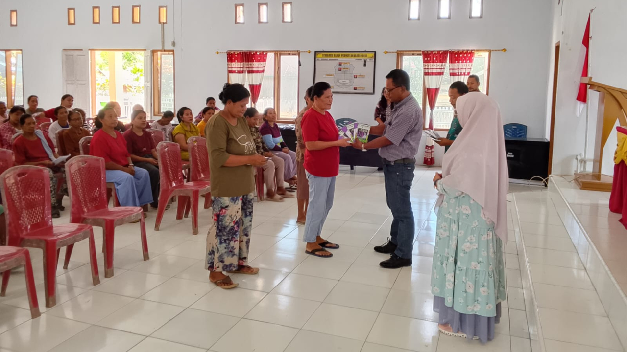 Pemdes Batang Babasal Salurkan Bibit Sayur untuk Warga