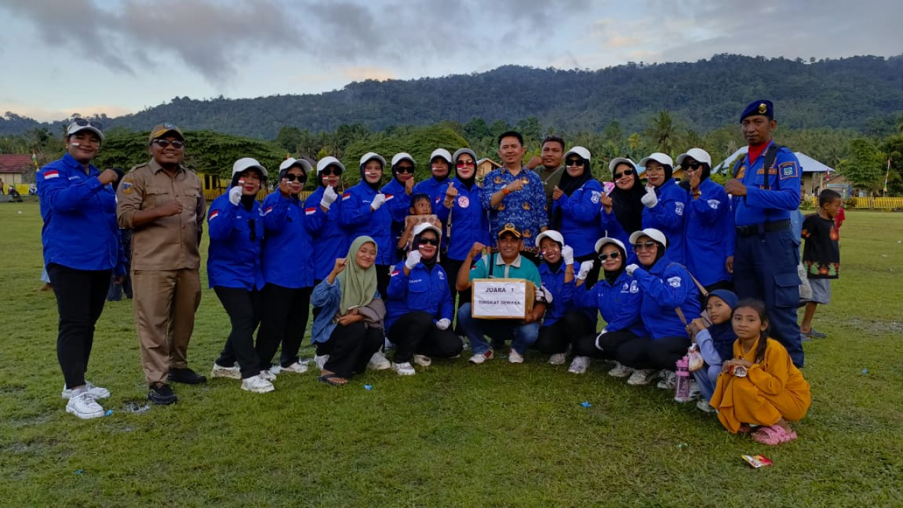 Kader Posyandu Rumput Laut Desa Saiyong Juara 1 Gerak Jalan HUT Ke-80 RI Tingkat Kecamatan Tinangkung