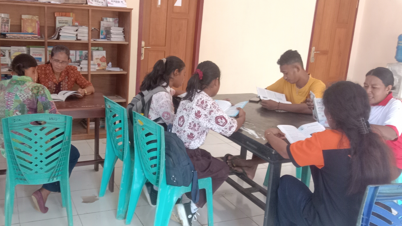 KEGIATAN MASYARAKAT DI PERPUSTAKAAN DESA
