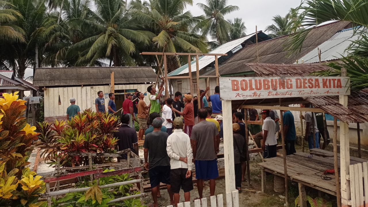 Gotong Royong membantu warga mendirikan rumah