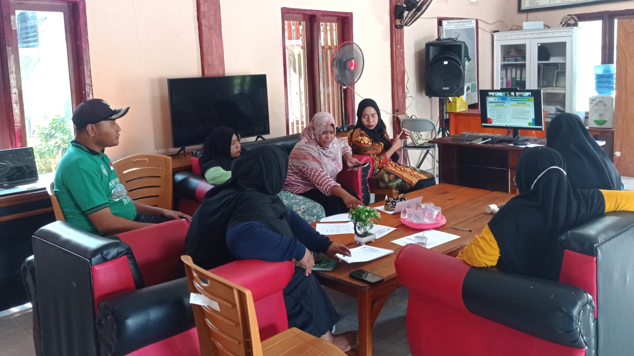 Kades Bolubung mendampingi TPK, KPM dan Kader Posyandu mengikuti Kegiatan Bimbingan Teknis dengan Modul Dasar Terpadu melalui Zoom Meeting