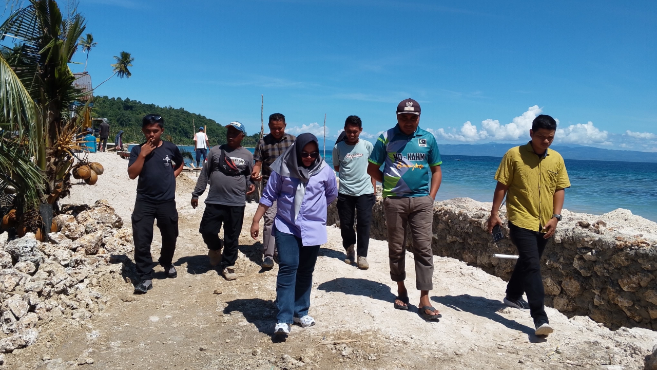 Kades Bolubung dampingi Anggota DPRD Bangkep Monitoring Pembangunan Tanggul