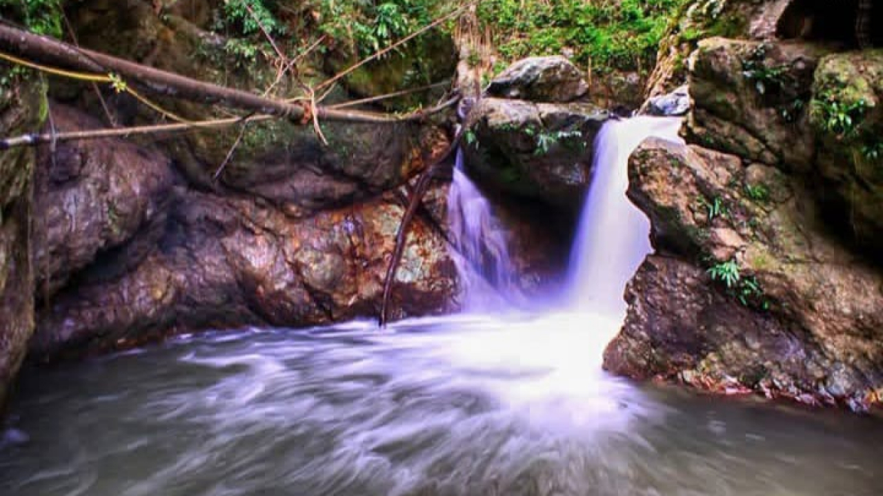 Menikmati Kesejukan Air Terjun Ogomojolo di Desa Palasa Lambori