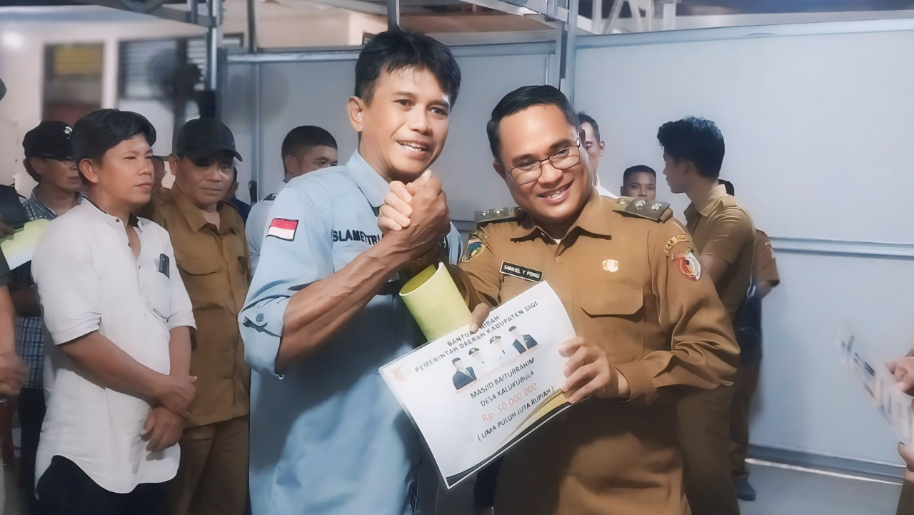 Penyerahan Bantuan oleh Wakil Bupati Terhadap Beberapa Rumah Ibadah di Desa Kalukubula