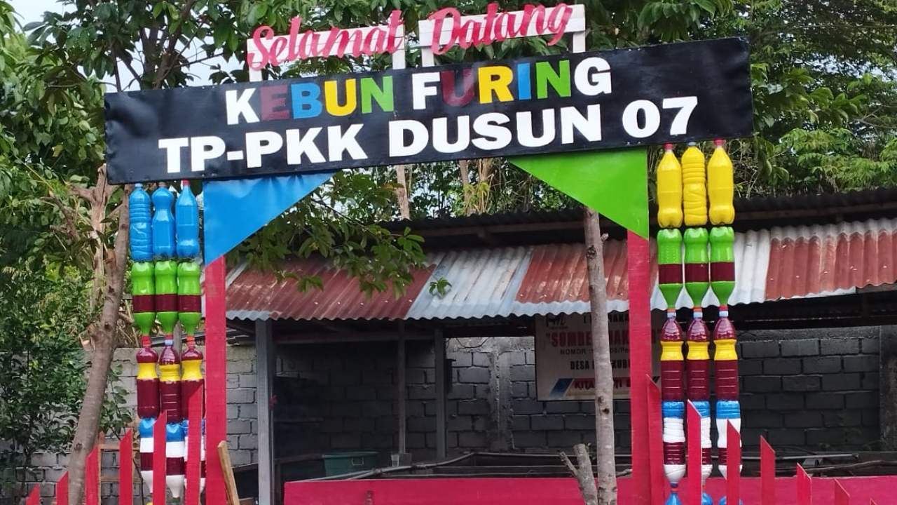 Kerja Bakti Warga Masyarakat Dusun 7 Bersama Ibu PKK dalam Proses Pembuatan Kebun Desa Dusun 7