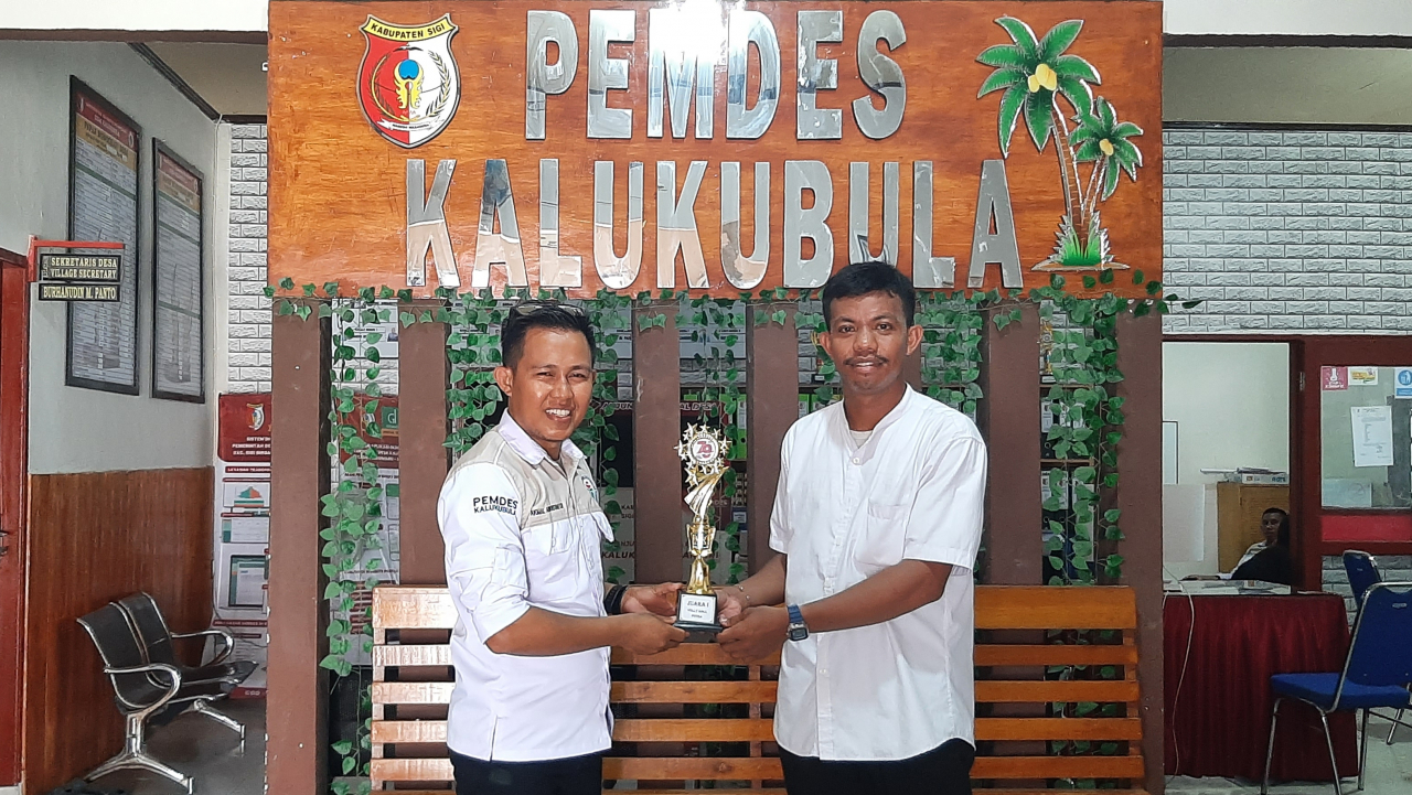 Serah Terima Piala Juara 1 Lomba Volly Ball Putra
