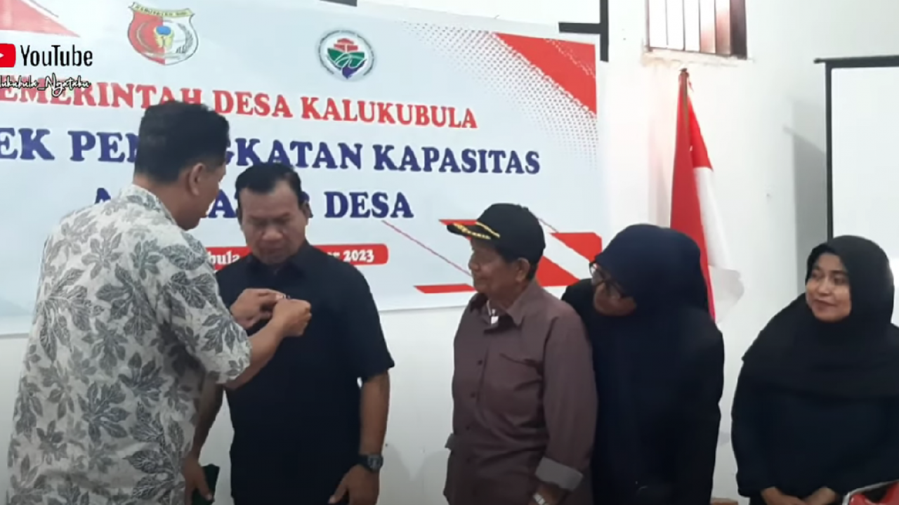 Penyerahan Lencana dari Kementrian Desa kepada Desa Kalukubula Sebagai Desa Mandiri Tahun 2023