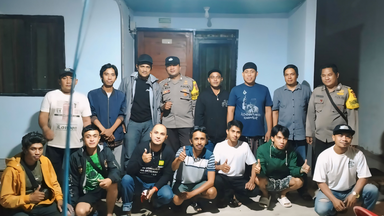 Kegiatan Rapat Terkait Mengaktifkan Kembali Poskamling Yang Di Laksanakan Oleh Polmas Bersama Kadus 8 di RT 02 ( Lando Mension)