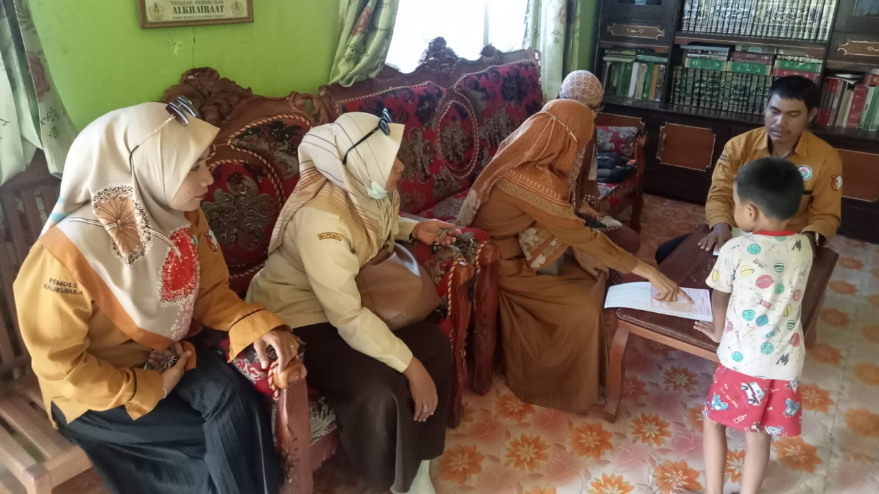 Petugas Pajak PBB bersama Petugas dari BAPENDA Sigi Turun Ke Rumah Warga