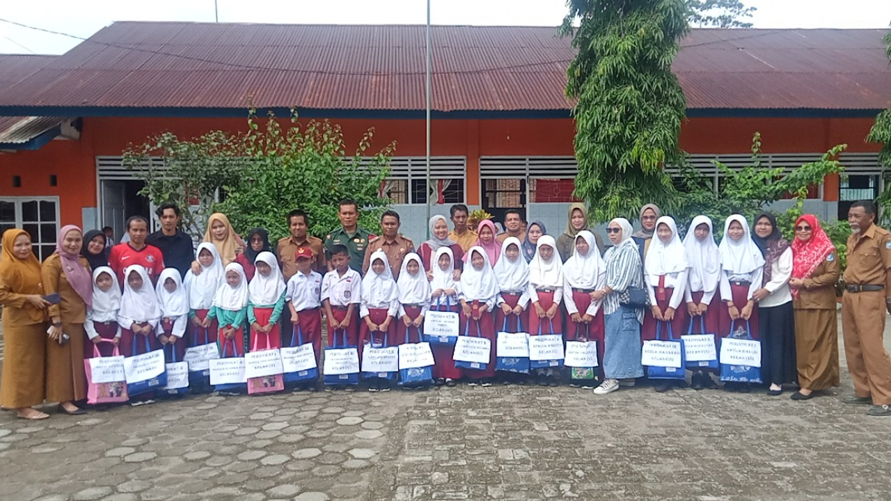Bingkisan Bagi Siswa Berprestasi di SD 94 Balimbing