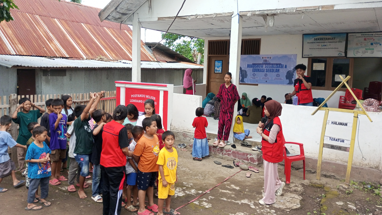Lurah Pallantikang dan Ketua PKK Kelurahan meninjau kegiatan proker kelompok Mahasiswa KKN Unhas angk. 115