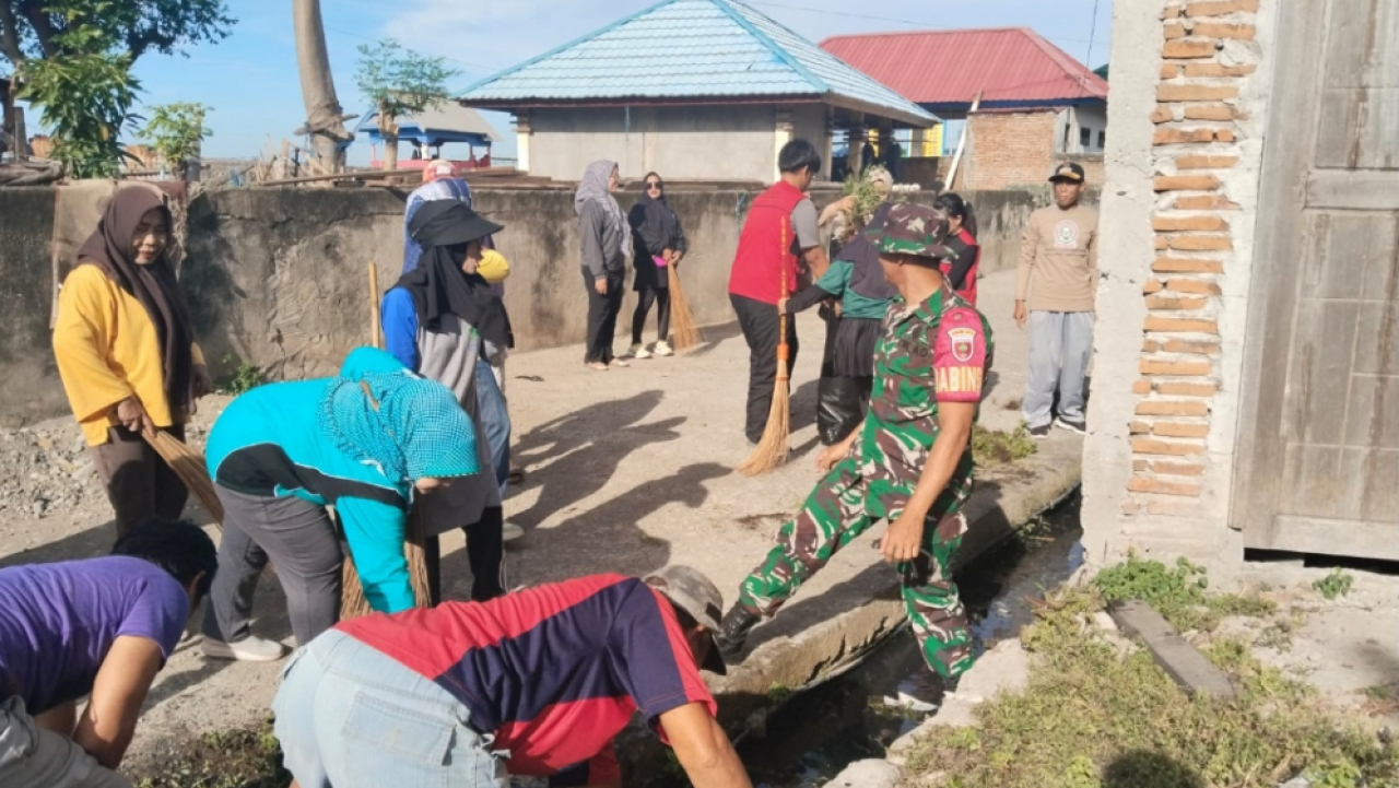 Kegiatan Kerja Bakti Jum'at Bersih bersama warga masyarakat Borkal dan Mahasiswa KKN Unhas