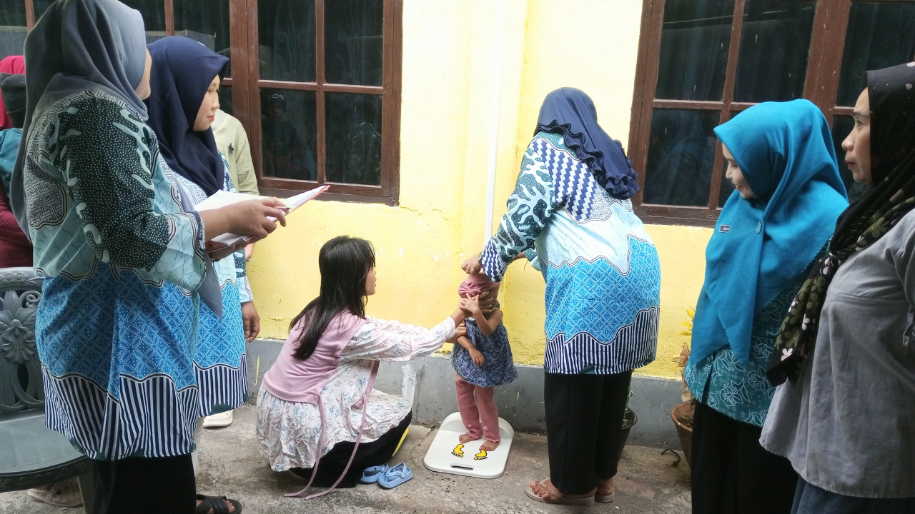 Ketua TP. PKK Kelurahan Pallantikang meninjau pelaksanaan penimbangan balita di Posyandu Merpati Baru