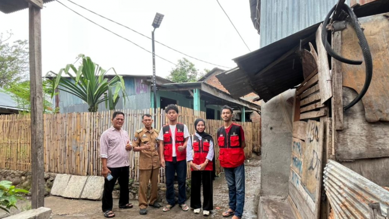 Lurah Pallantikang meninjau proker mahasiswa KKN Unhas berupa pemasangan Lampu Penerangan Jalan di Lembang-lembang RW 6