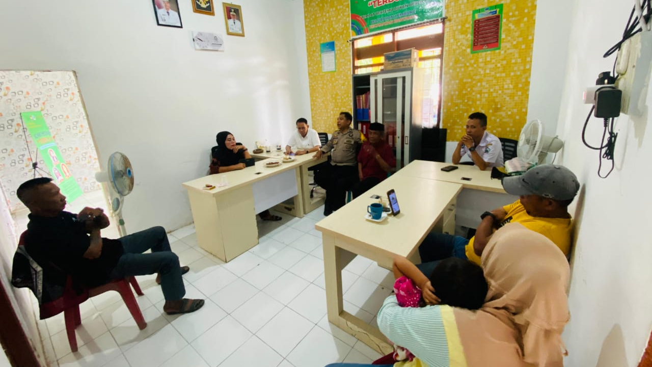 Mediasi Warga Ujung Labbu di Kantor Kelurahan Lembang: Membangun Solusi Bersama untuk Lingkungan yang Harmonis.