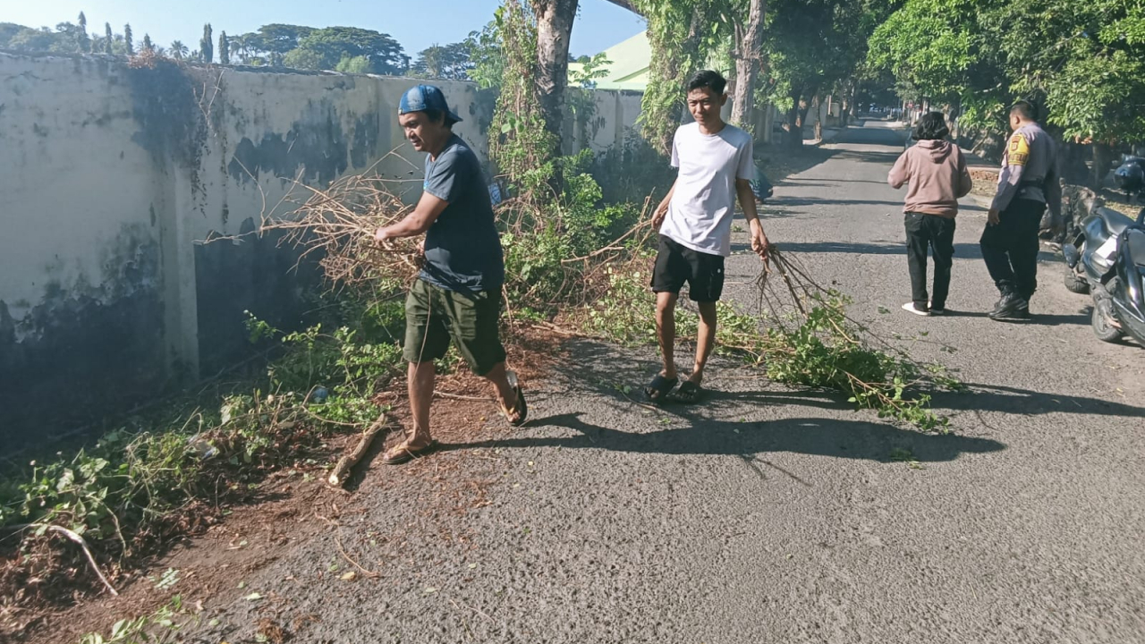 🔥 LEMBANG BERGERAK! Jumat Bersih di Samping Stadion Lamalaka Jadi Bukti Nyata Semangat Gotong Royong Tanpa Batas 🔥