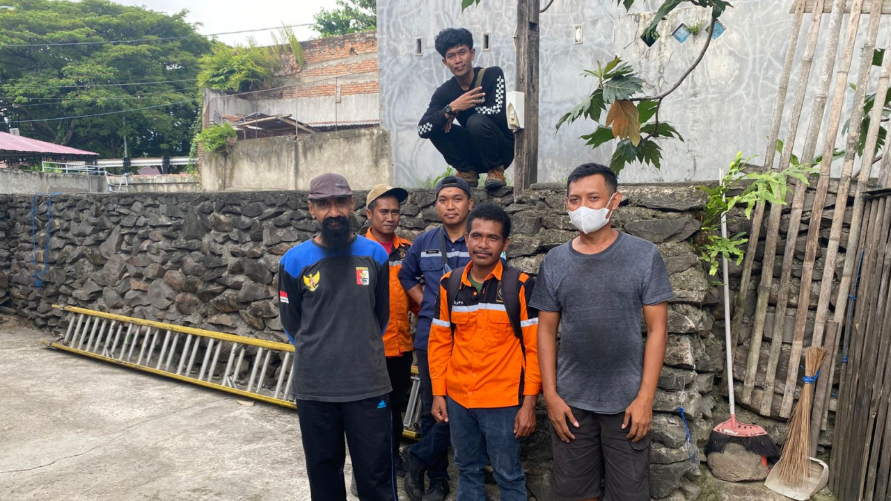 Tindak Lanjut Aduan Masyarakat, Tim PJU Dinas Perhubungan Lakukan Penggantian Bohlam Lampu Jalan di Wilayah Biring Kassi Kelurahan Lembang