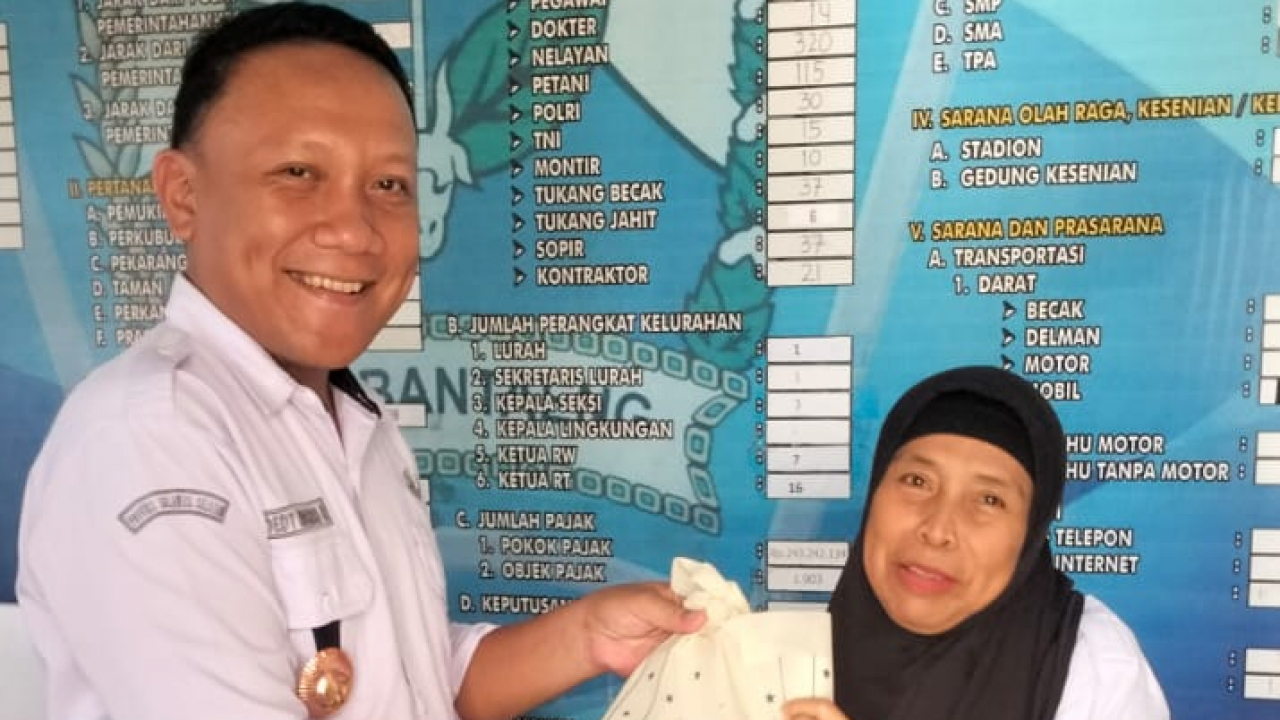 Semangat Kebersamaan di Bulan Ramadhan, Pegawai Kelurahan Lembang Patungan Berikan Paket Lebaran untuk Tenaga PPPK