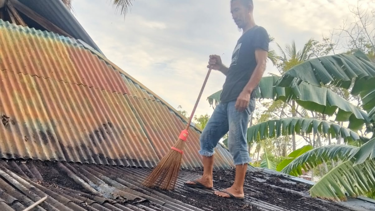 Semangat Swadaya Tak Pernah Padam! Warga Lembang Gotong Royong Benahi Kantor Kelurahan Lembang