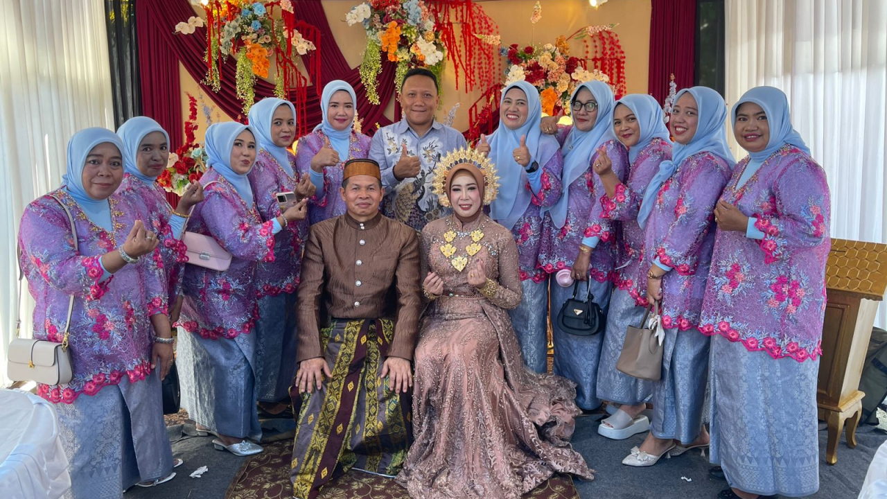 Nuansa Kebersamaan dan Kekeluargaan Warnai Hajatan Pernikahan Kasi Pemerintahan Kelurahan Lembang