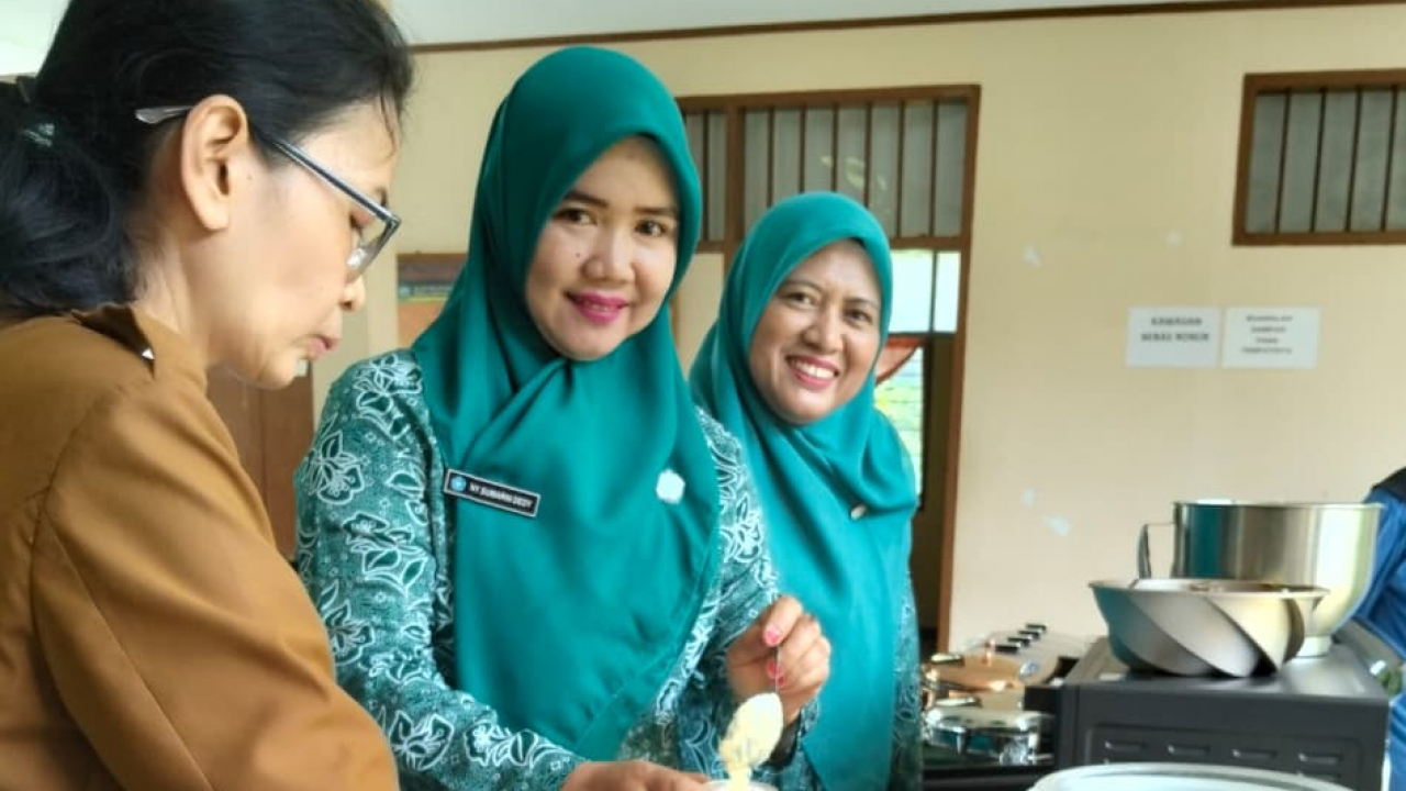 PKK Lembang Berinovasi Optimalisasi B2SA dan Pengolahan Hasil Pertanian-Perikanan untuk Kemandirian Pangan