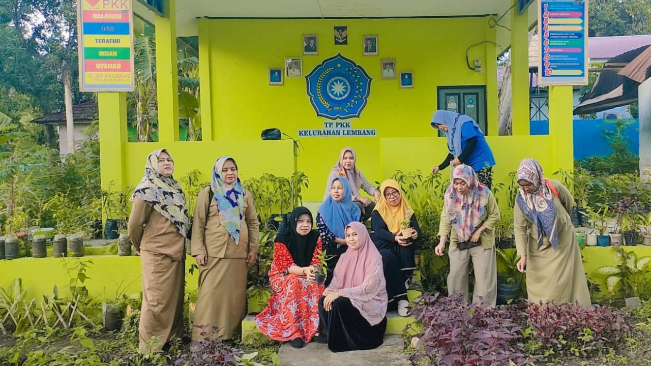 Gerakan Menanam untuk Ketahanan Keluarga: TP PKK Kelurahan Lembang Galakkan Pemanfaatan Lahan Pangan