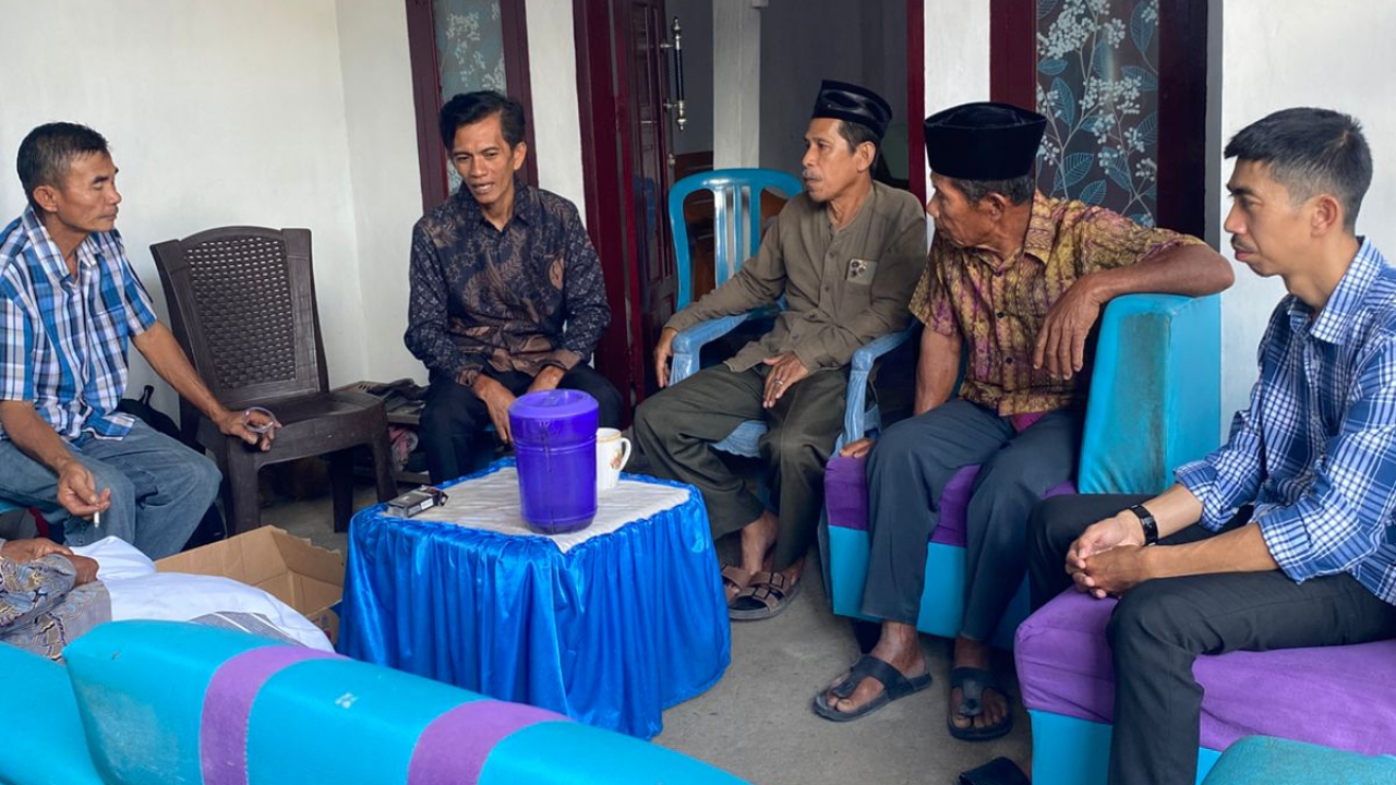 Ketua RW Biring Kassi Sambut Kedatangan Keluarga Pengantin Laki-Laki dalam Prosesi Uang Panai di Kelurahan Lembang