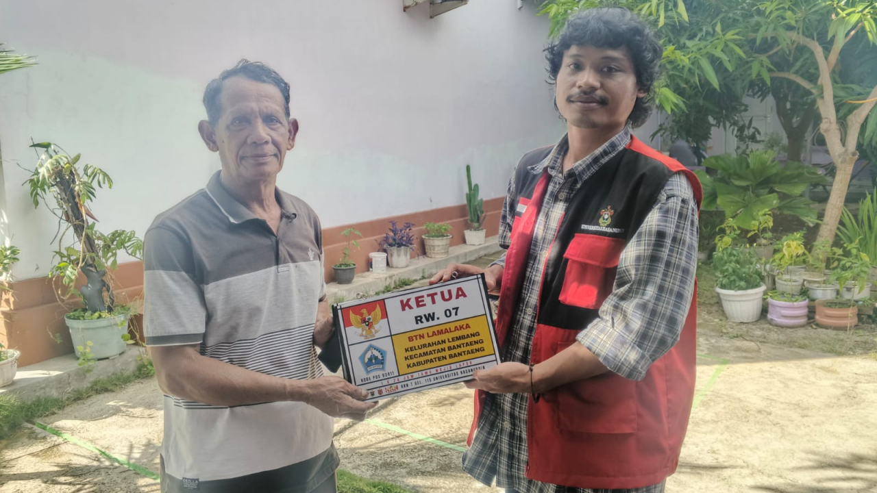 Kolaborasi Pengabdian dan Penguatan Administrasi Wilayah: Penyerahan Papan Nama RT/RW oleh KKN UNHAS 115 di Kelurahan Lembang
