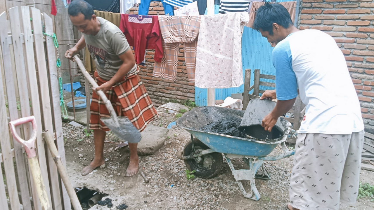 Bersihkan Drainase, Jumat Bersih Jadi Wujud Kepedulian Warga Biring Kassi