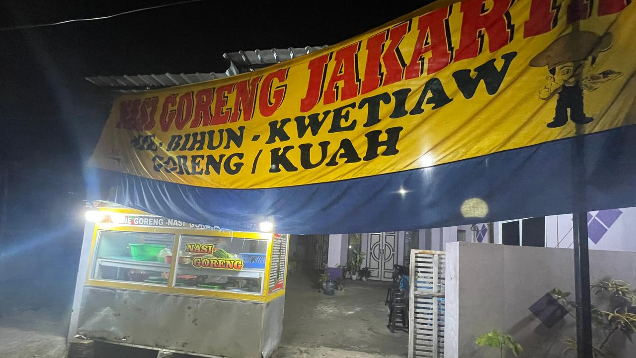 Singgah di Warung Nasi Goreng Jakarta, Lurah Lembang Puji Keramahan Warga dan Cita Rasa Menggoda