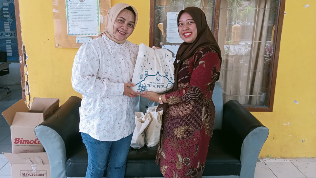 Penuh Kebersamaan! ASN Kelurahan Lembang Patungan Berikan Paket Hari Raya untuk Tenaga Non ASN dan PPPK Paruh Waktu