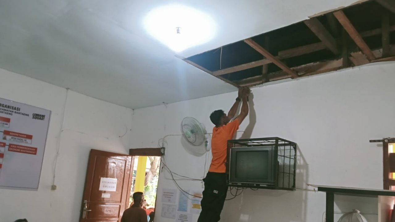 Gotong Royong RT/RW Kelurahan Lembang: Perbaikan Plafon Kantor Akibat Kebocoran Hujan Deras