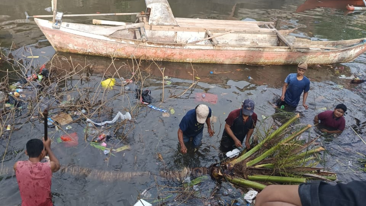 Aksi Nyata Peduli Lingkungan: Lurah Lamalaka Dian Bersama Warga Bersihkan Sungai Pasorongi