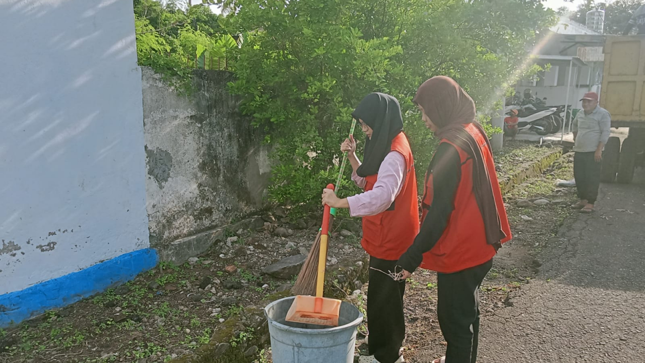 Jumat Bersih di Jalan Sungai Bialo: Kolaborasi Pemerintah Kelurahan Lembang, Masyarakat, dan Mahasiswa KKN UNHAS 115 Wujudkan Lingkungan Bersih dan Nyaman