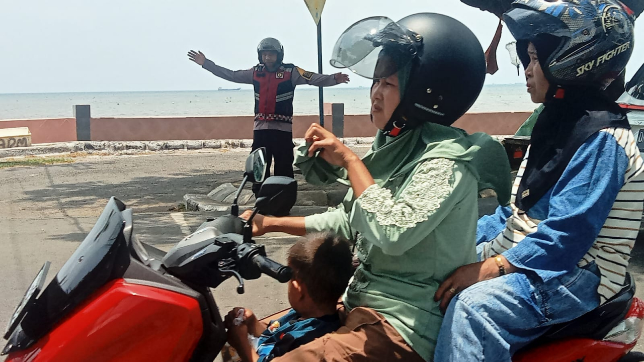 Di Tengah Duka, Babinsa–Bhabinkamtibmas Lembang Sigap Amankan Jalur Menuju TPU Tamalangnge, Iring-iringan Jenazah Berjalan Lancar dan Khidmat